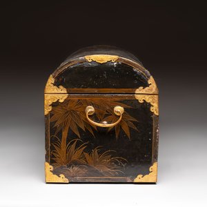 A Japanese gilt-lacquered Namban chest for the Dutch or Portuguese market, Edo, 17th C. — photo 4