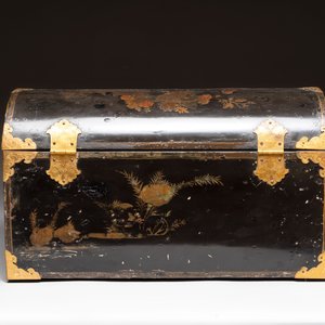 A Japanese gilt-lacquered Namban chest for the Dutch or Portuguese market, Edo, 17th C. — photo 5