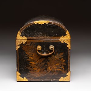 A Japanese gilt-lacquered Namban chest for the Dutch or Portuguese market, Edo, 17th C. — photo 6