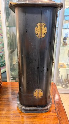 A Japanese gilt-lacquered portable shrine or zushi — foto 4