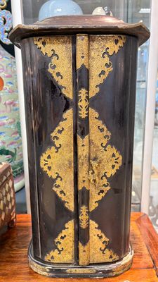 A Japanese gilt-lacquered portable shrine or zushi — foto 1