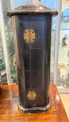 A Japanese gilt-lacquered portable shrine or zushi — foto 2