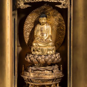A Japanese gilt-lacquered portable shrine or zushi — foto 2