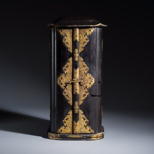 A Japanese gilt-lacquered portable shrine or zushi — foto 3