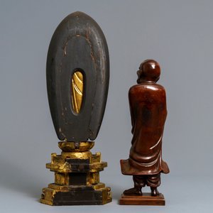 A Japanese giltwood figure of Buddha and a 'Daruma' okimono, Meiji, 19th C. — photo 4