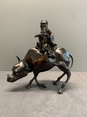 A Japanese gold-splashed bronze incense burner in the shape of an immortal riding a buffalo, ​​Kin San Sō On 金産宗音製造 mark, Meiji, 19th C. — 照片 1