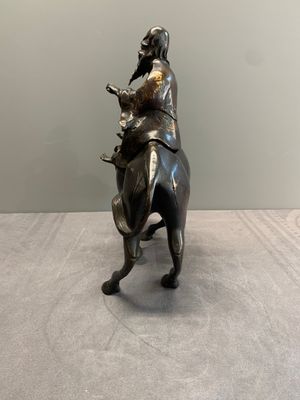 A Japanese gold-splashed bronze incense burner in the shape of an immortal riding a buffalo, ​​Kin San Sō On 金産宗音製造 mark, Meiji, 19th C. — 照片 2