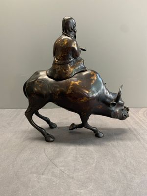 A Japanese gold-splashed bronze incense burner in the shape of an immortal riding a buffalo, ​​Kin San Sō On 金産宗音製造 mark, Meiji, 19th C. — 照片 3