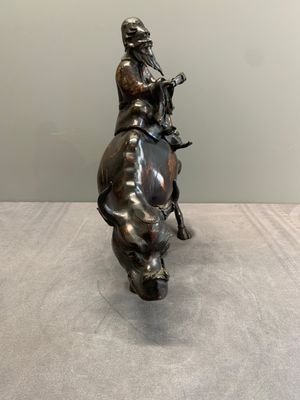 A Japanese gold-splashed bronze incense burner in the shape of an immortal riding a buffalo, ​​Kin San Sō On 金産宗音製造 mark, Meiji, 19th C. — 照片 4