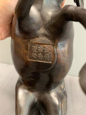 A Japanese gold-splashed bronze incense burner in the shape of an immortal riding a buffalo, ​​Kin San Sō On 金産宗音製造 mark, Meiji, 19th C. — 照片 8