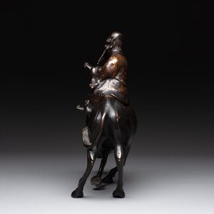 A Japanese gold-splashed bronze incense burner in the shape of an immortal riding a buffalo, ​​Kin San Sō On 金産宗音製造 mark, Meiji, 19th C. — 照片 2