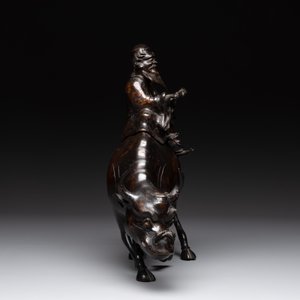 A Japanese gold-splashed bronze incense burner in the shape of an immortal riding a buffalo, ​​Kin San Sō On 金産宗音製造 mark, Meiji, 19th C. — 照片 4