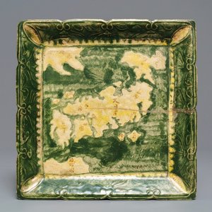 A Japanese green and yellow-glazed square 'Gennai' dish with the map of Japan, Meiji, 19th C. — 照片 1
