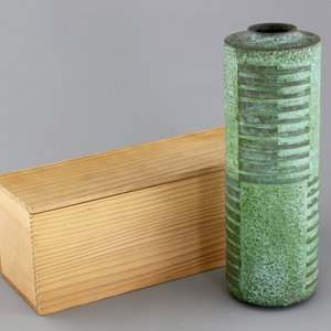 A Japanese green-patinated bronze cylindrical vase with wooden box, Showa period, 20th C. — photo 1