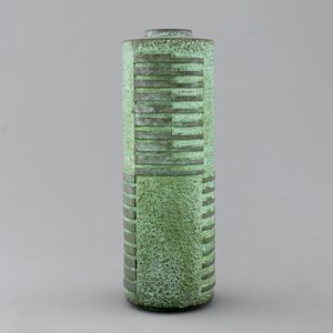 A Japanese green-patinated bronze cylindrical vase with wooden box, Showa period, 20th C. — photo 3