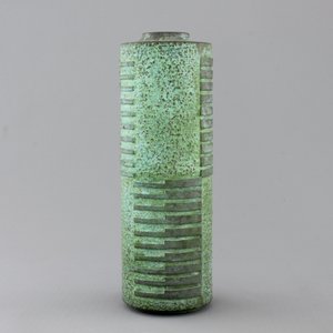 A Japanese green-patinated bronze cylindrical vase with wooden box, Showa period, 20th C. — photo 4