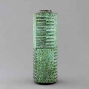 A Japanese green-patinated bronze cylindrical vase with wooden box, Showa period, 20th C. — photo 5