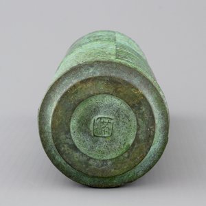A Japanese green-patinated bronze cylindrical vase with wooden box, Showa period, 20th C. — photo 7