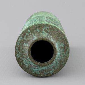 A Japanese green-patinated bronze cylindrical vase with wooden box, Showa period, 20th C. — photo 8