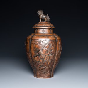 A Japanese hammered brass vase and cover, Meiji, 19th C. — photo 3