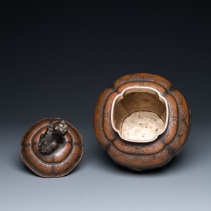 A Japanese hammered brass vase and cover, Meiji, 19th C. — photo 5