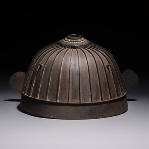 A Japanese helmet or suji bachi kabuto, by Neo Yasumasa, Edo, 17/18th C. — photo 4