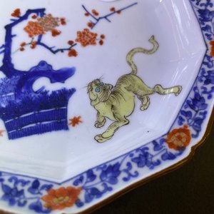 A Japanese Hizen ware Kakiemon-style plate with a tiger below bamboo, Edo, 17th C. — photo 5