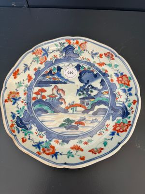 A Japanese Hizen ware Kakiemon-style 'riverside landscape' plate, Edo, 17/18th C. — 照片 1