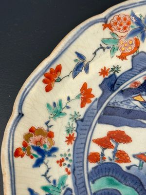 A Japanese Hizen ware Kakiemon-style 'riverside landscape' plate, Edo, 17/18th C. — 照片 2