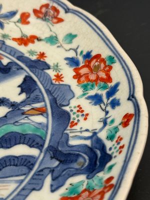A Japanese Hizen ware Kakiemon-style 'riverside landscape' plate, Edo, 17/18th C. — 照片 4