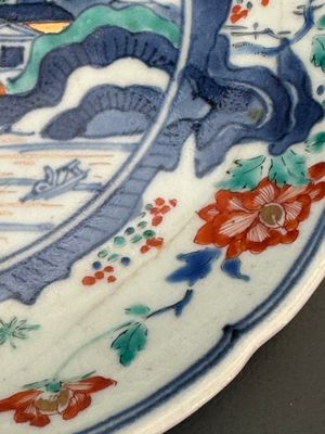 A Japanese Hizen ware Kakiemon-style 'riverside landscape' plate, Edo, 17/18th C. — 照片 5