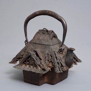A Japanese hut-shaped cast iron tetsubin kettle, Meiji, 19th C. — photo 1