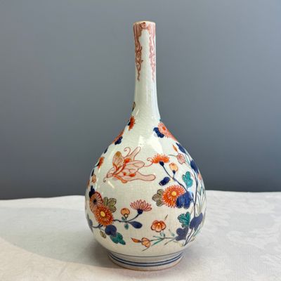 A Japanese Imari bottle vase with floral design — photo 1