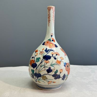 A Japanese Imari bottle vase with floral design — photo 2