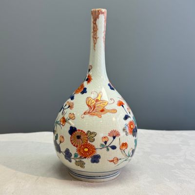 A Japanese Imari bottle vase with floral design — photo 3