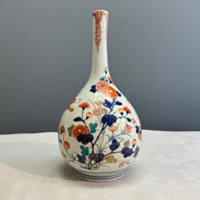 A Japanese Imari bottle vase with floral design — photo 4