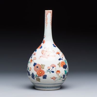A Japanese Imari bottle vase with floral design, Edo, 17/18th C.
