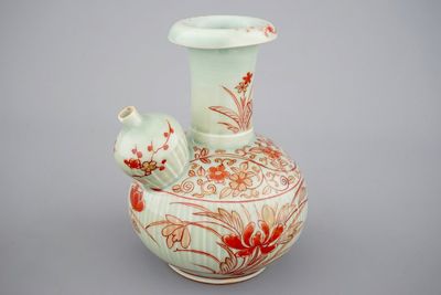Un kendi en porcelaine de Japon au fond céladon, Imari, 17/18ème
