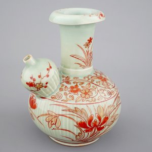 Un kendi en porcelaine de Japon au fond céladon, Imari, 17/18ème — photo 1