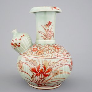 Un kendi en porcelaine de Japon au fond céladon, Imari, 17/18ème — photo 2