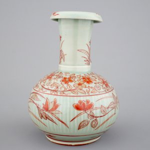 Un kendi en porcelaine de Japon au fond céladon, Imari, 17/18ème — photo 3