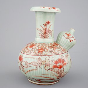 Un kendi en porcelaine de Japon au fond céladon, Imari, 17/18ème — photo 4