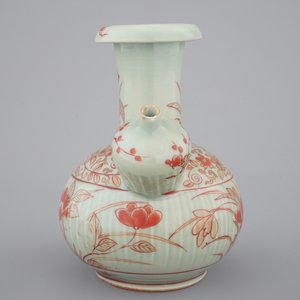 Un kendi en porcelaine de Japon au fond céladon, Imari, 17/18ème — photo 5