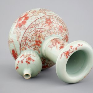 Un kendi en porcelaine de Japon au fond céladon, Imari, 17/18ème — photo 6
