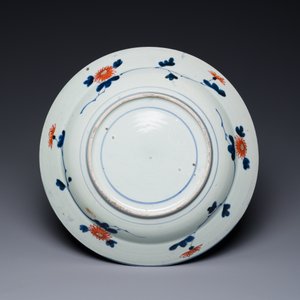 A Japanese Imari dish with carps among waves and clouds, Edo, 17th C. — 照片 2