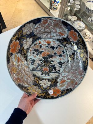 A Japanese Imari dish with floral design, Edo, 17th C. — photo 1