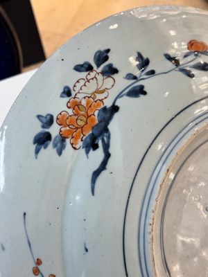 A Japanese Imari dish with floral design, Edo, 17th C. — photo 13