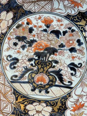 A Japanese Imari dish with floral design, Edo, 17th C. — photo 2