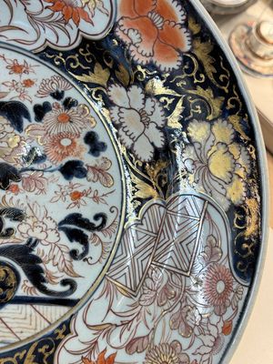 A Japanese Imari dish with floral design, Edo, 17th C. — photo 5
