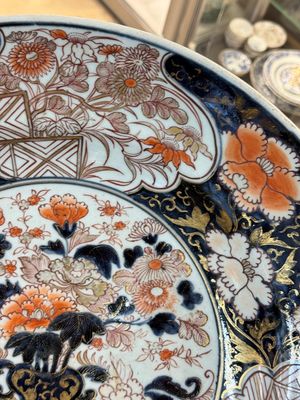 A Japanese Imari dish with floral design, Edo, 17th C. — photo 6
